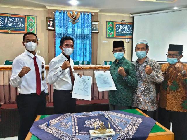 Usai menandatangani MOU, ke dua instansi memperlihatkan kesepakatan yang telah disetujui.